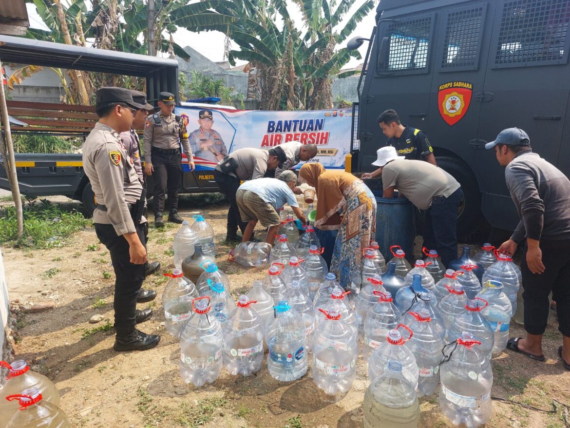 Gunakan Water Canon, Polresta Tangerang Distribusikan Bantuan Air Bersih ke Bantar Panjang Tigaraksa