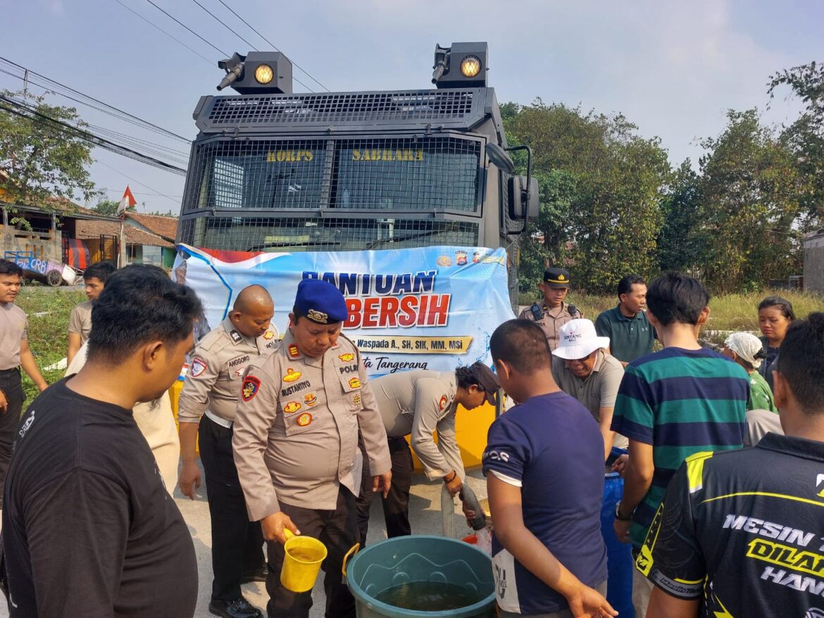 Gunakan Water Canon, Polresta Tangerang Distribusikan Bantuan Air Bersih ke Bantar Panjang Tigaraksa