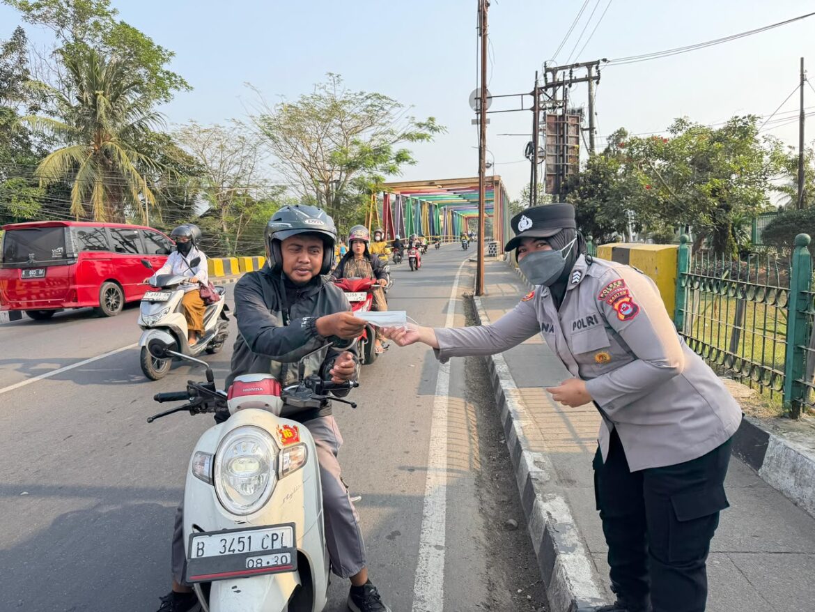 Polwan Polres Lebak Turun Langsung Bagikan Masker kepada Masyarakat Antisipasi Abu Vulkanik Gunung Anak Krakatau