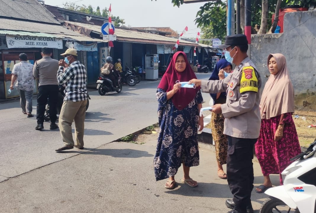 Polsek Kresek Polresta Tangerang Bagikan Masker ke Pengguna Jalan, langkah Antisipasi Dampak Abu Vulkanik GAK