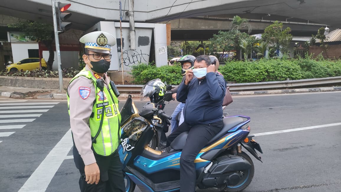 Erupsi Gunung Anak Krakatau, Satlantas Jakbar Turun Bagikan Masker kepada Pengguna Jalan