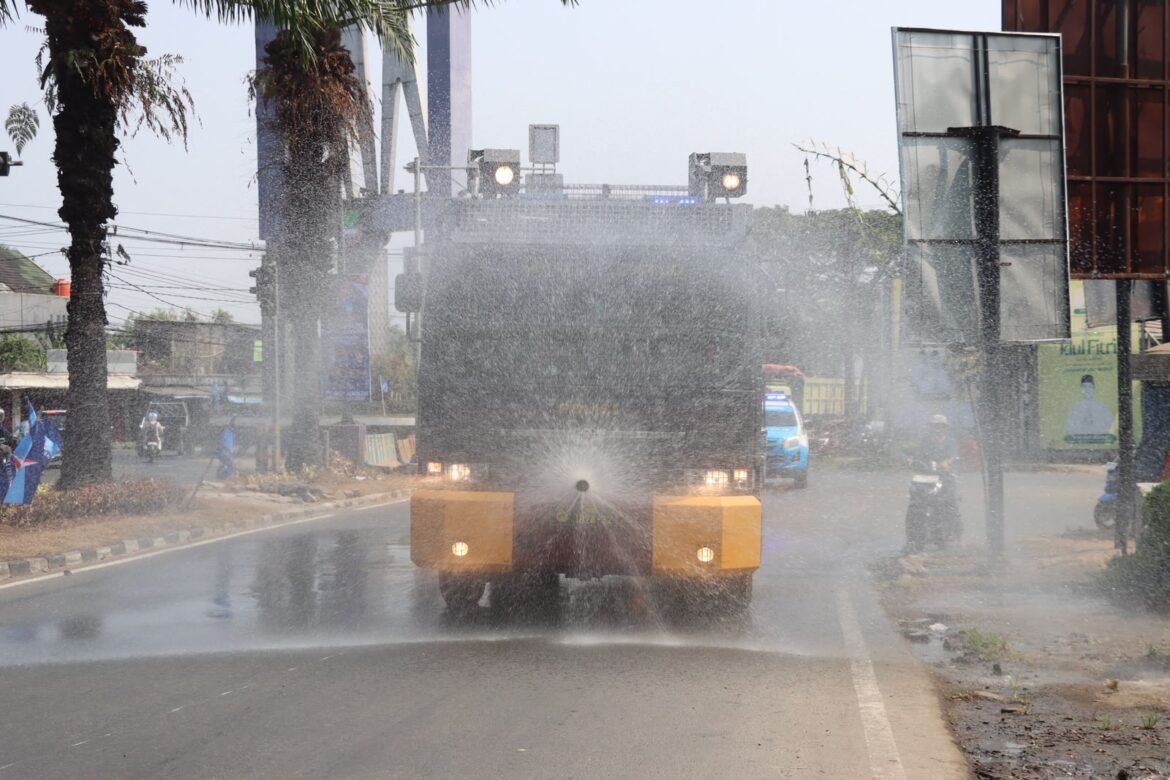 Water Canon Polresta Tangerang Dikerahkan Bersihkan Jalan dari Abu Vulkanik GAK