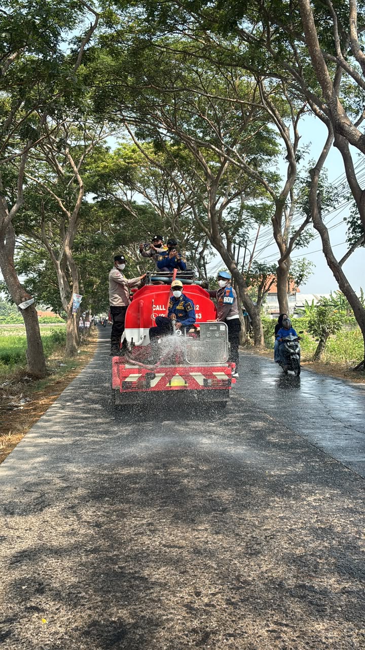 Polsek Mauk Bersama Damkar Laksanakan Penyemprotan Jalan Raya Antisipasi Dampak Abu Vulkanik