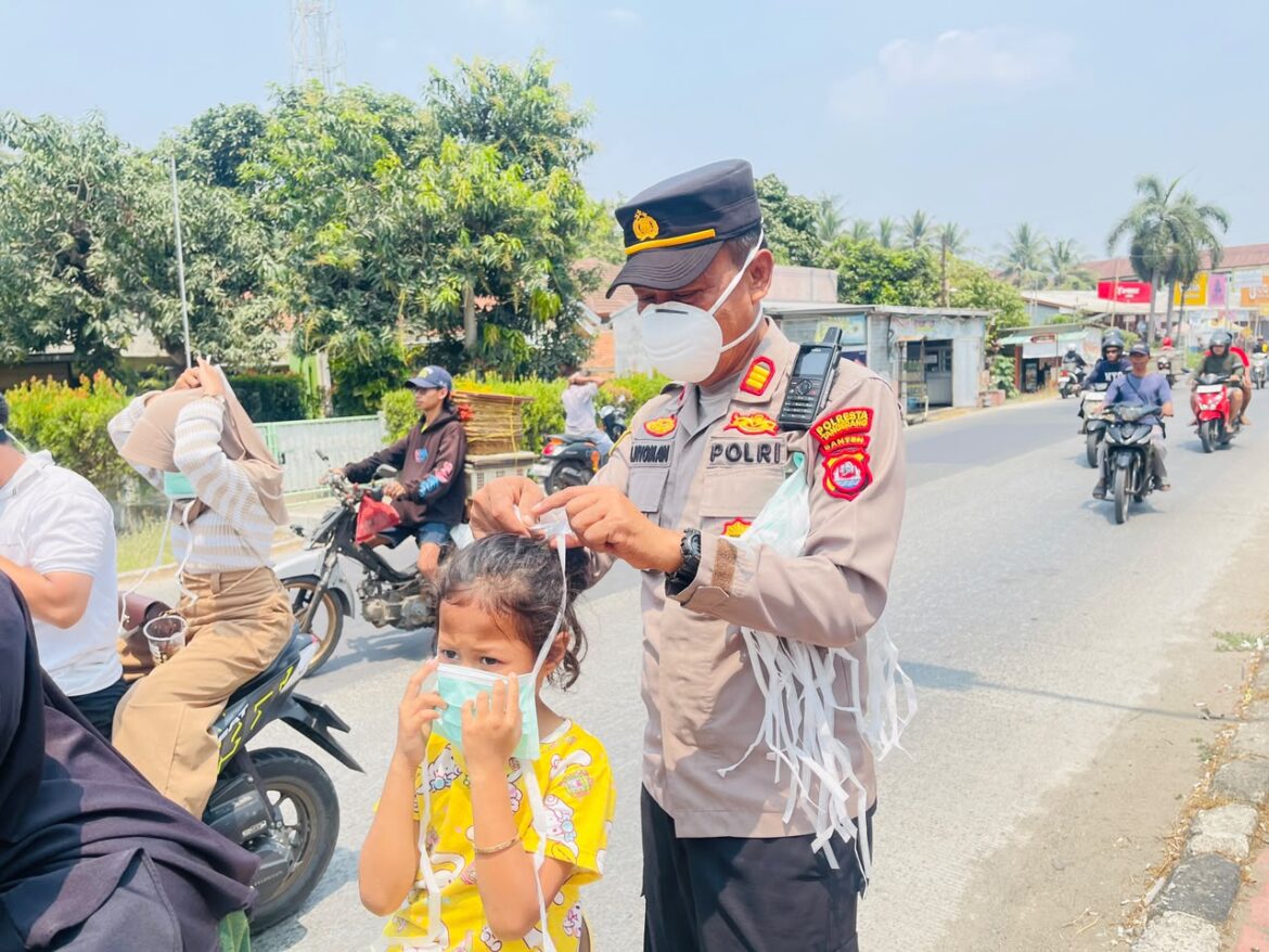 Polsek Mauk Bagikan Masker kepada Pengguna Jalan untuk Antisipasi Dampak Abu Vulkanik