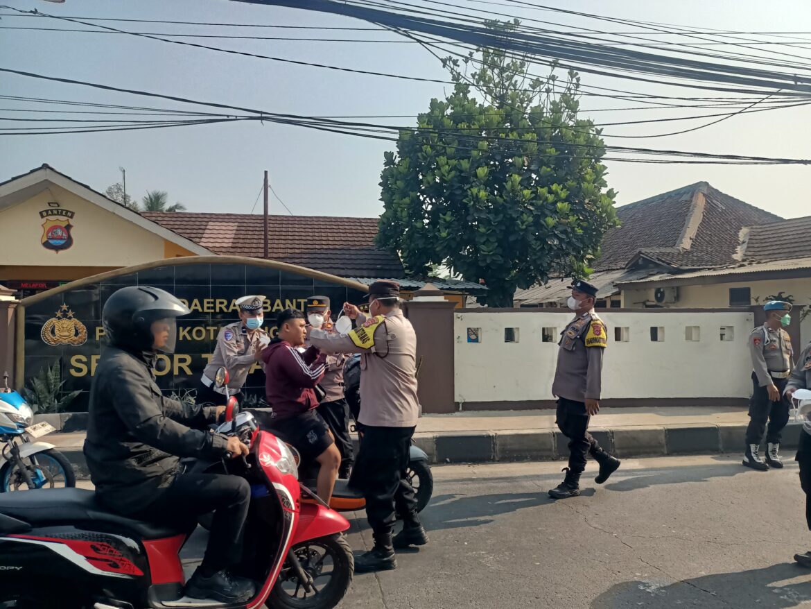 Polsek Tigaraksa Tuntas Laksanakan Apel Pagi, Kapolsek Bagikan Masker Dampak Erupsi Anak Gunung Krakatau