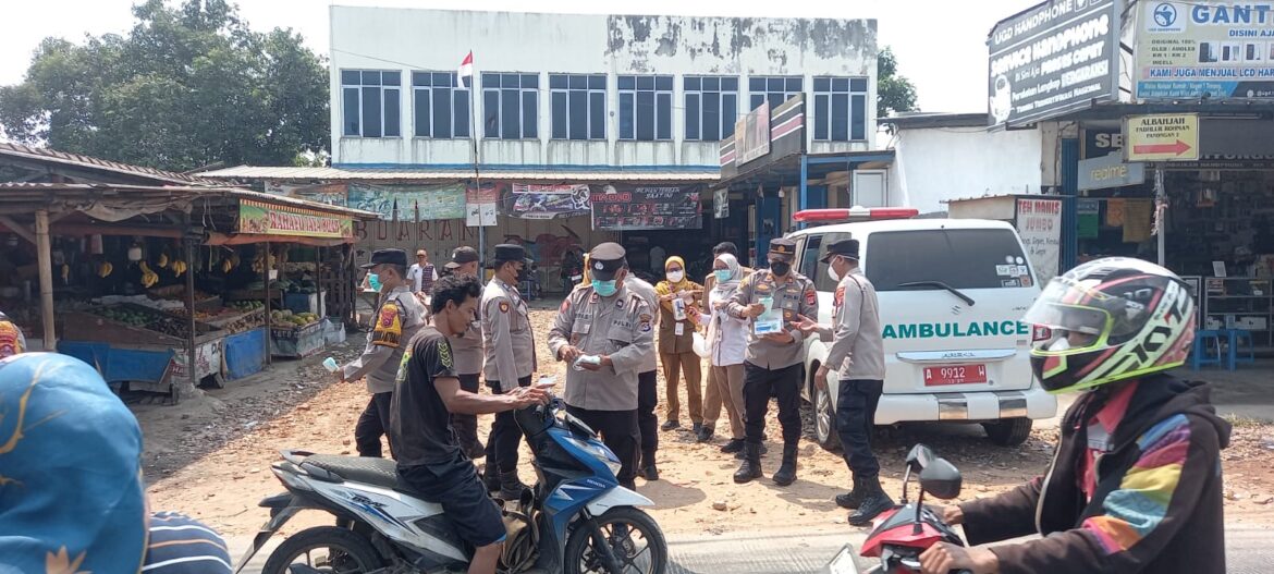 Antisipasi Aktivitas Anak Krakatau, Polsek Panongan Bagikan Masker kepada Pengguna Jalan