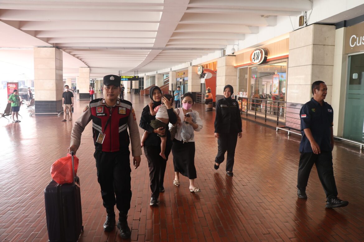 Polri untuk Masyarakat, Polisi Beri Pertolongan Balita Demam di Bandara Soekarno-Hatta