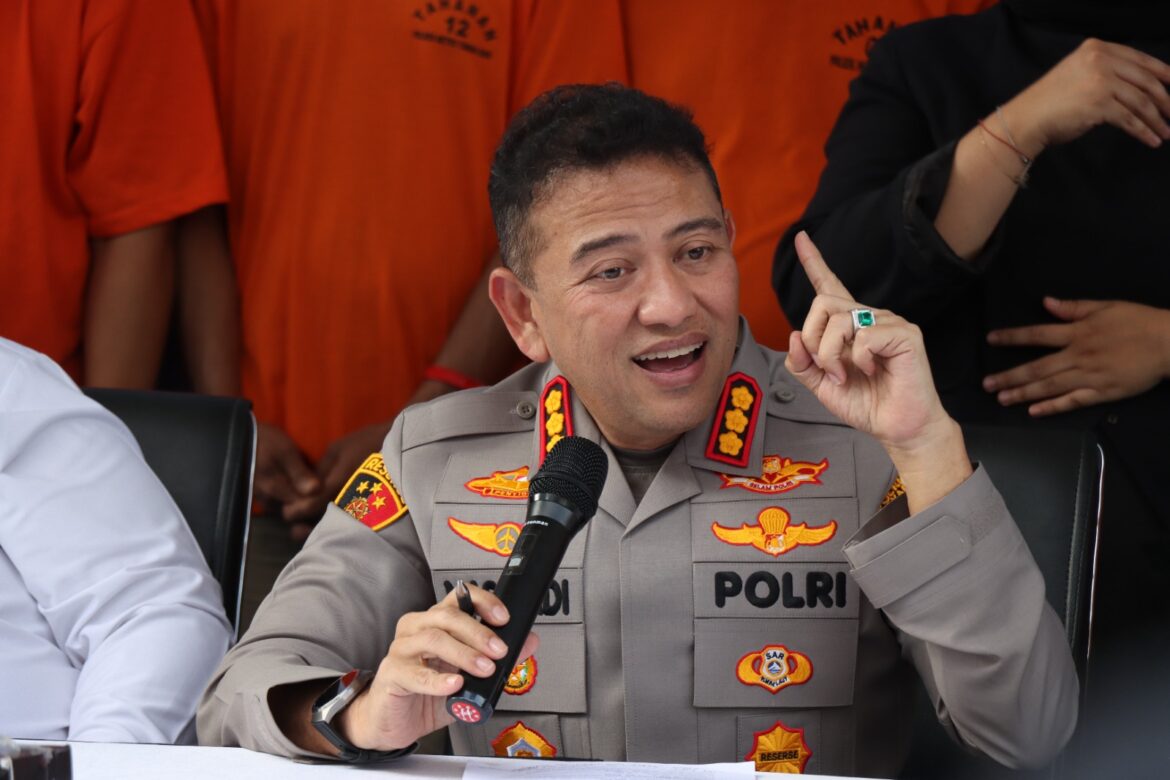 Antisipasi Abu Vulkanik, Polres Jakbar Kerahkan AWC Turunkan AWC Bersihkan Sejumlah Jalan