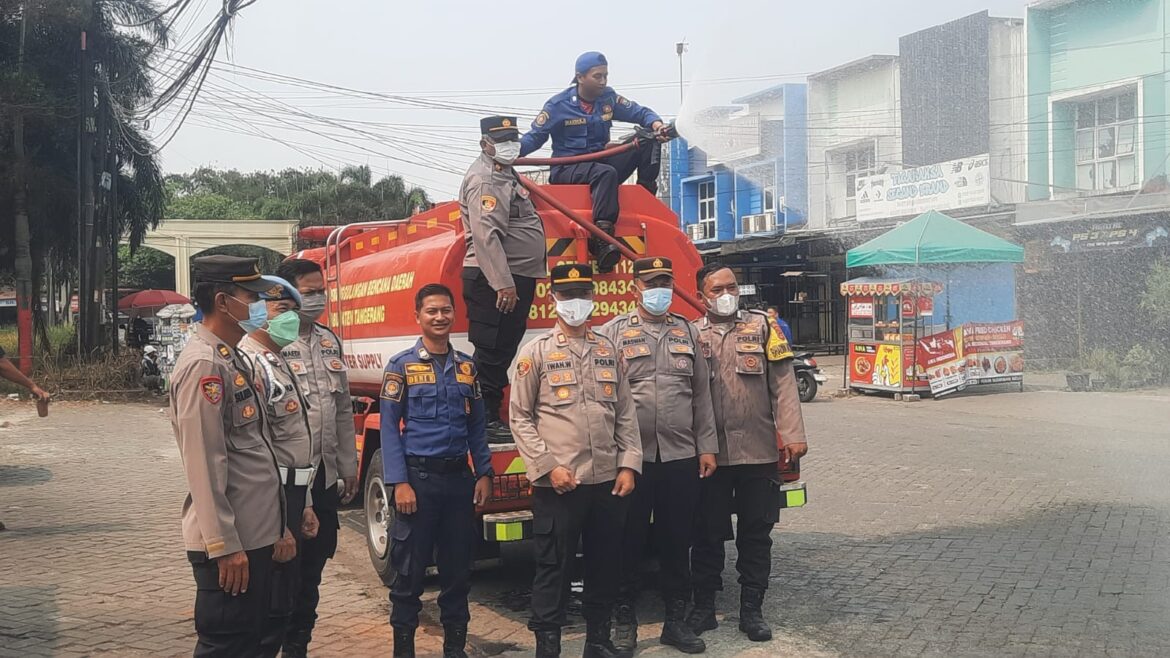 Polsek Tigaraksa Bersama Damkar Kabupaten Tangerang Laksanakan Penyemprotan Jalan Raya Dampak Abu Vulkanik Anak Gunung Krakatau