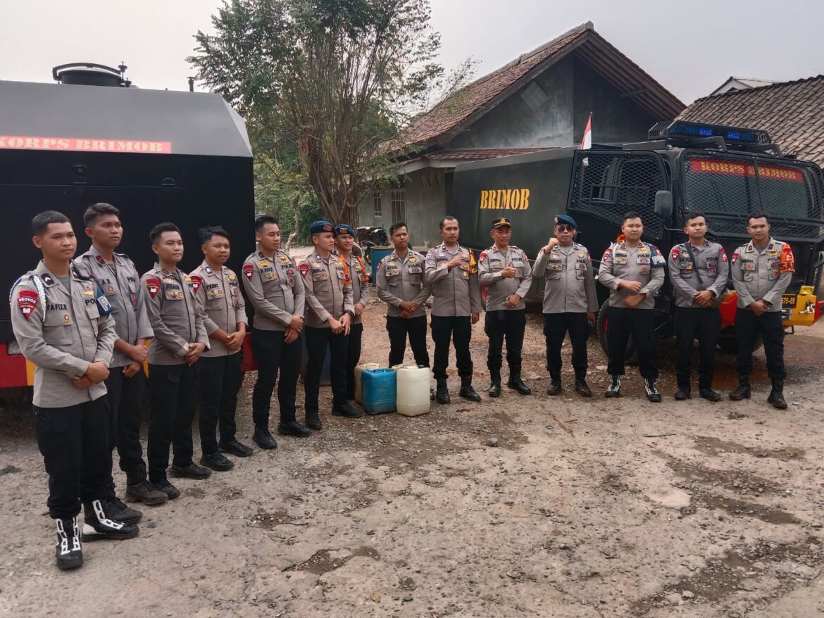 Warga Desa Lulut Antusias Antre Air Bersih yang Disalurkan Brimob Resimen lll Cikeas