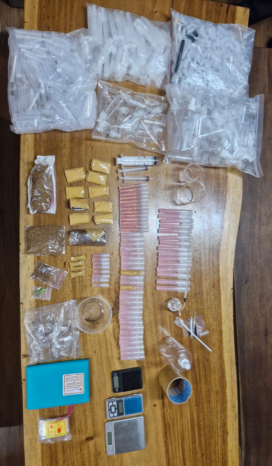 Polres Jakbar Bongkar Home Industry Cairan Sintetis dan Tembakau Sintetis, 4 Orang Ditangkap Dibintaro, Selamatkan 1.250 Jiwa