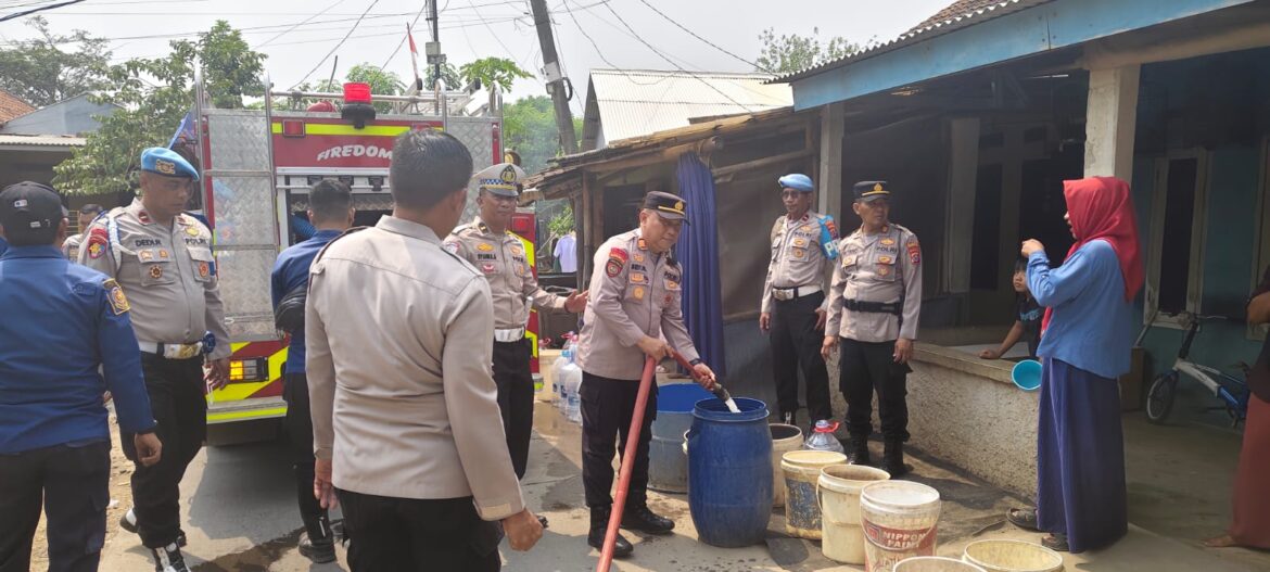 Polresta Tangerang Peduli Warga, 3.000 Liter Air Bersih Disalurkan ke Sindang Panon