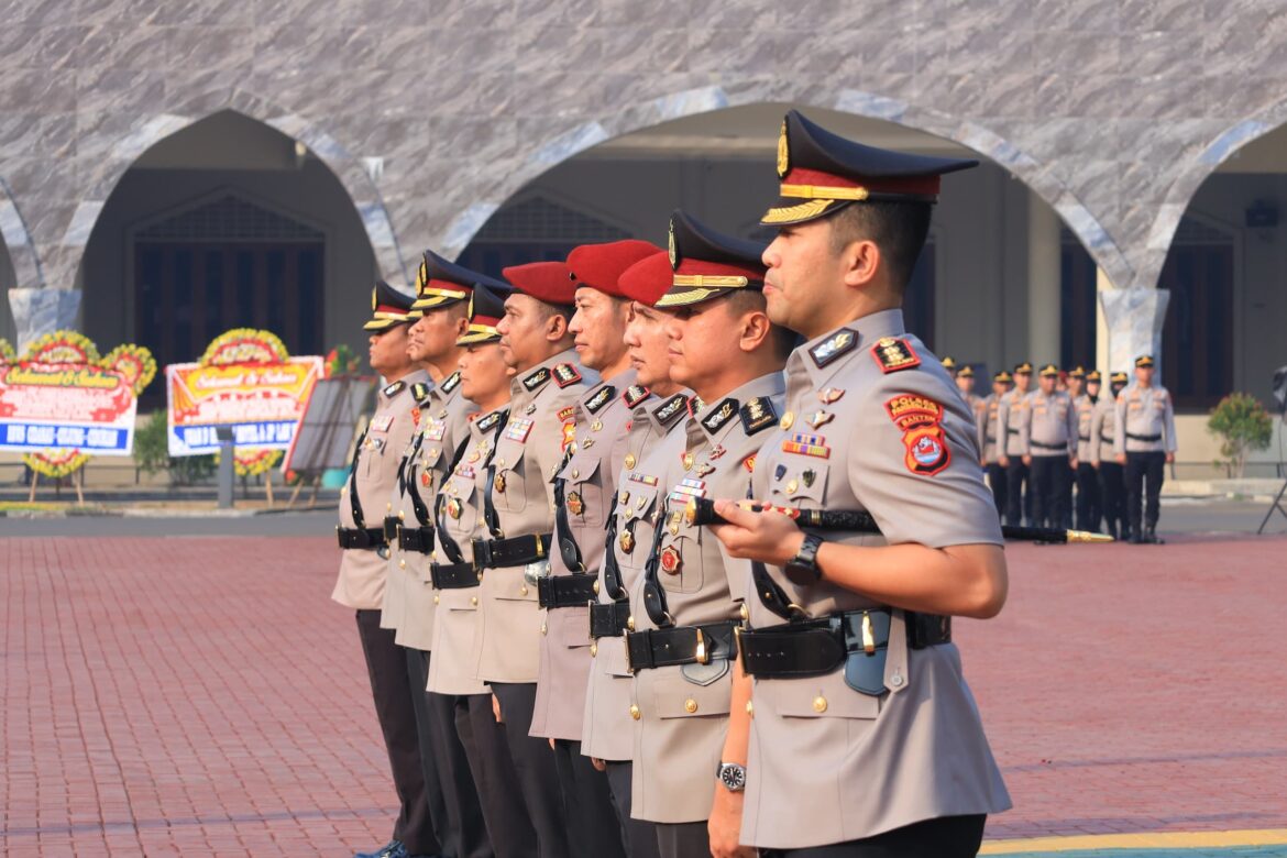 Lima Pejabat Berganti, Polda Banten Menggelar Upacara Serah Terima Jabatan