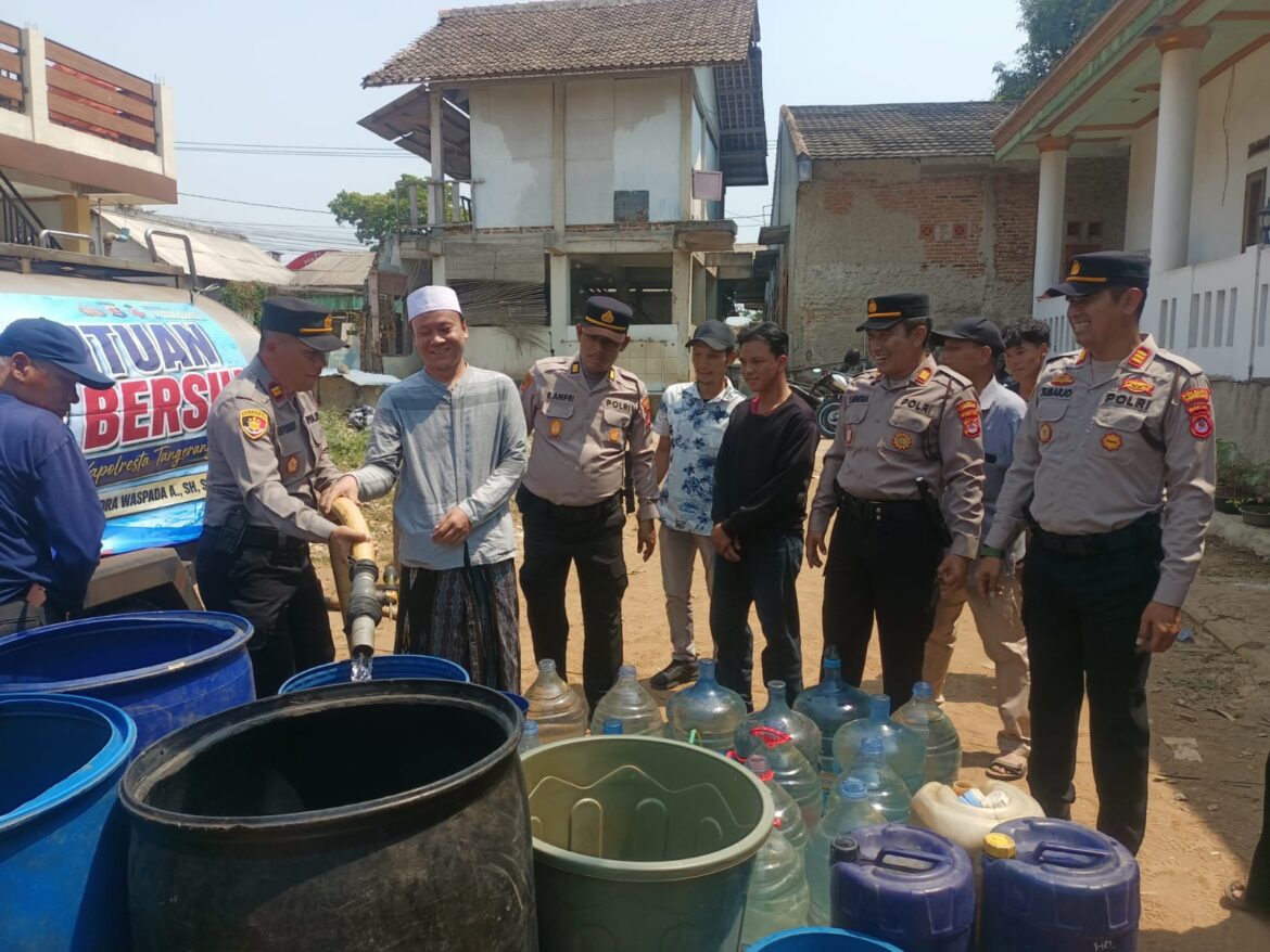 Polresta Tangerang Salurkan 10 Ribu Liter Air Bersih, 200 KK Warga Serdang Kulon Terbantu
