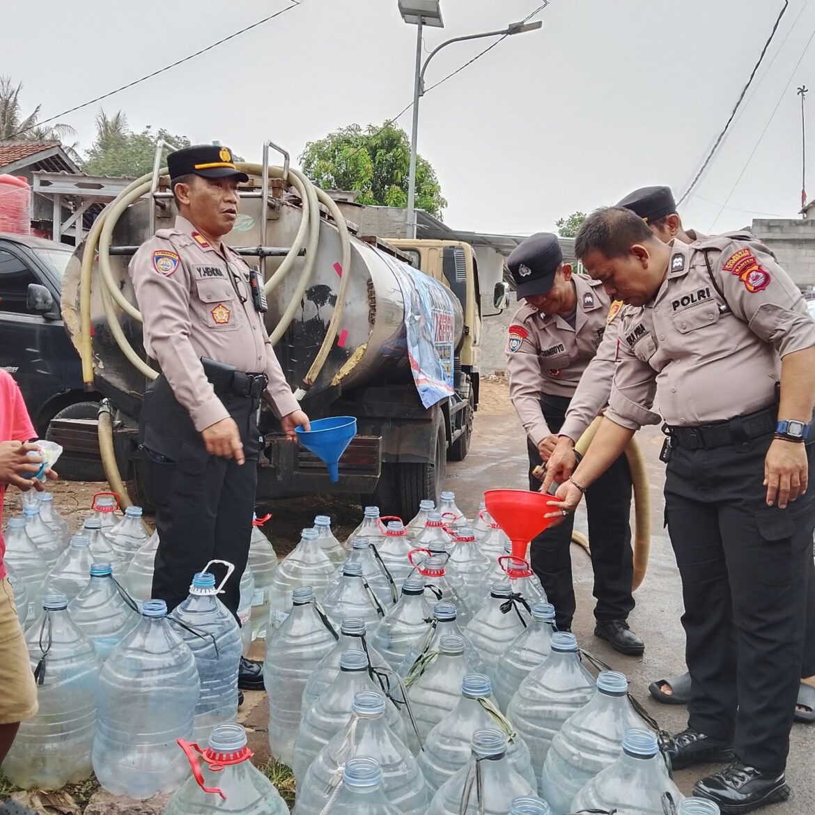 Polri Peduli, 5.000 Liter Air Bersih Disalurkan untuk Warga Serdang Kulon