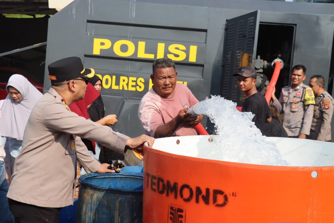 Hadir di Tengah Masyarakat, Polres Bangka Selatan dan Jajaran Salurkan 15 Ribu Liter Air Bersih