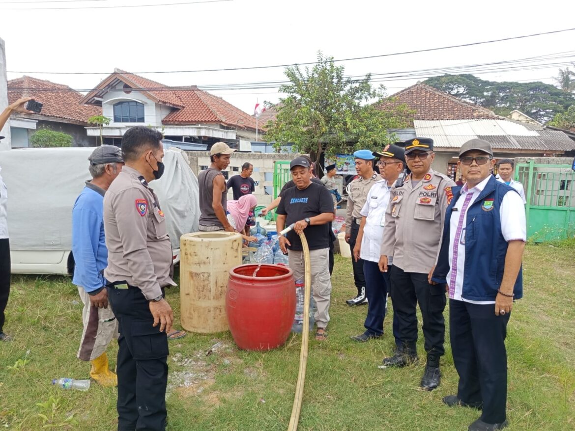 Polsek Kresek Polresta Tangerang Distribusikan Ribuan Liter Bantuan Air Bersih ke Kp. Kandang Gede Kresek