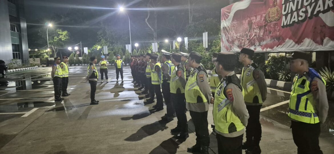 Provos Cek Kesiapsiagaan Personel pada Apel Malam Polresta Tangerang