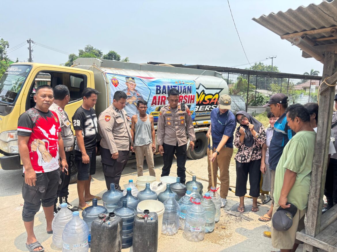 Salurkan Bantuan Kapolresta Tangerang, Polsek Mauk Bantu Pasokan Air Bersih Warga Mauk Utara
