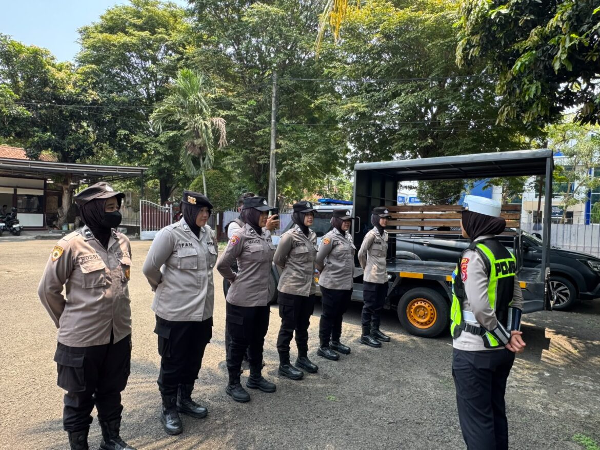 Polwan Polres Lebak Laksanakan Pengamanan Sholat Jum’at dan Bakti Sosial Bagikan Nasi Kotak kepada Warga