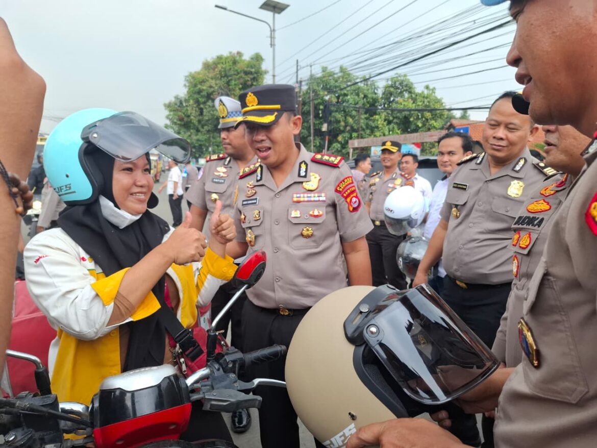 Kunjungan Kerja di Polsek Cikande, Kapolres Serang Bagi-Bagi Helm Gratis dan Sembako kepada Masyarakat