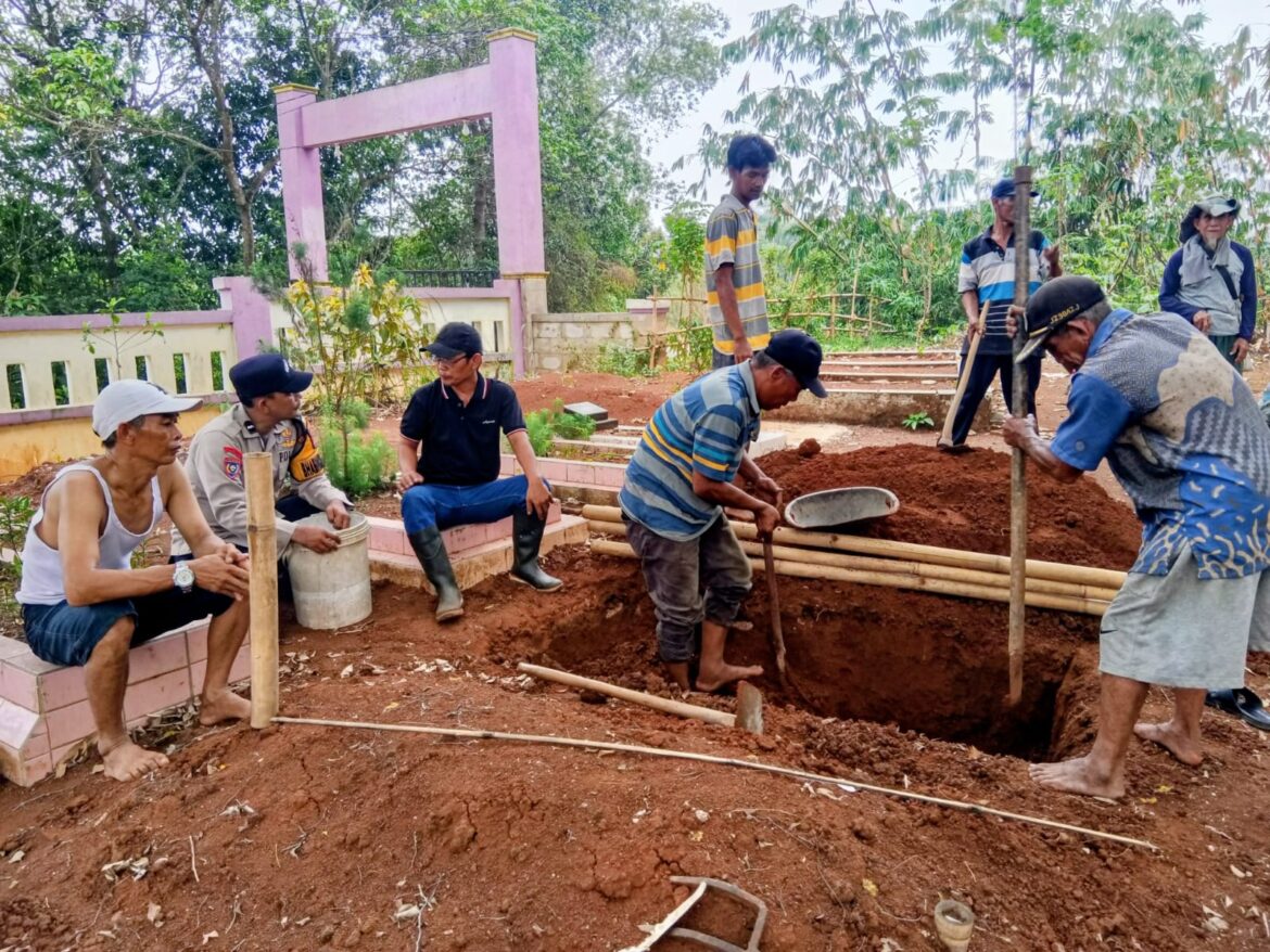 Wujud Kepedulian Polri, Bhabinkamtibmas Polsek Panongan Sambangi Keluarga Warga Berduka