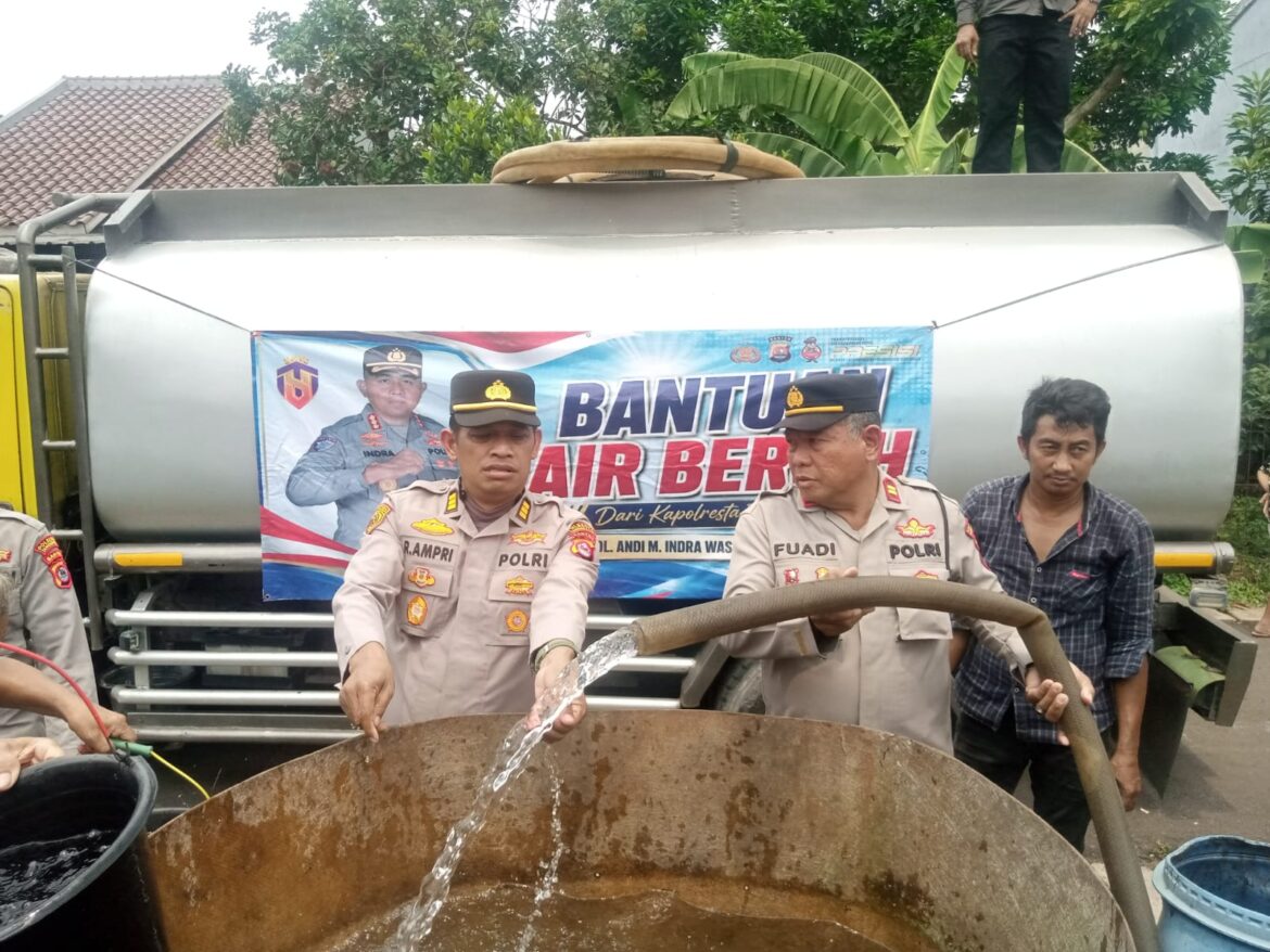 Polresta Tangerang Salurkan 9.000 Liter Air Bersih untuk 200 KK Terdampak Kekeringan di Panongan
