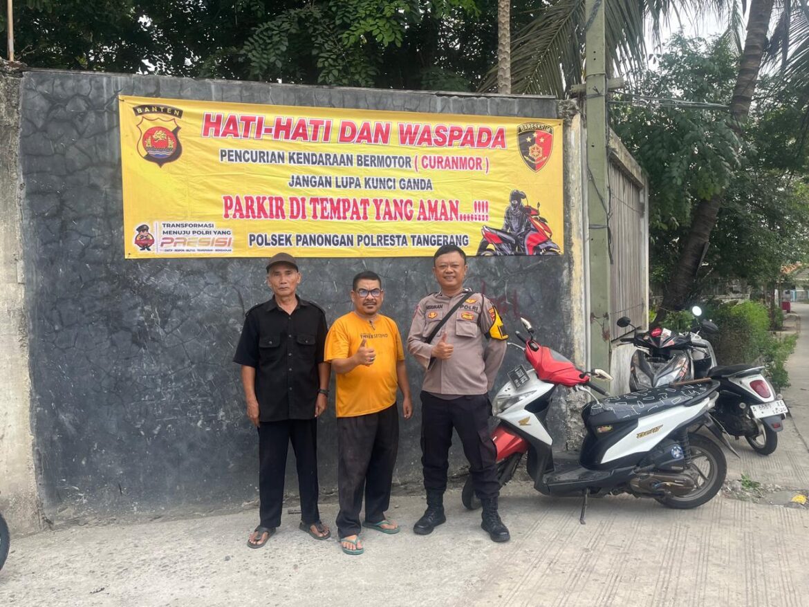 Cegah Gangguan Kamtibmas, Bhabinkamtibmas Polsek Panongan Pasang Banner Imbauan di Lingkungan Warga