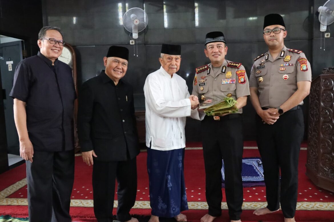 Kapolres Jakbar Jadi Khatib Salat Jumat Keliling, Perkuat Kedekatan Polri dengan Masyarakat