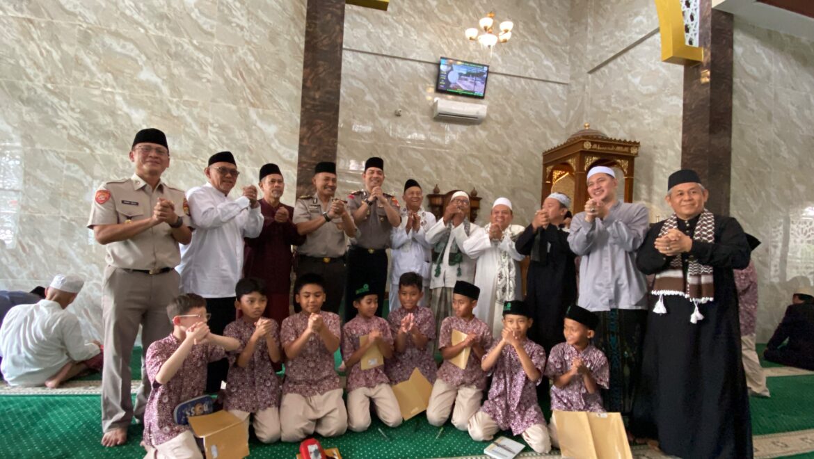 Pererat Silaturahmi dengan Jemaah, Wakapolres Jakbar Hadir dalam Safari Jumat di Masjid Taman Cahaya