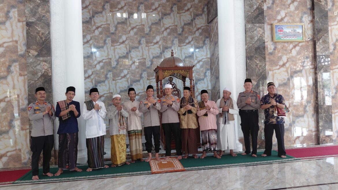 Polsek Tigaraksa Laksanakan Ibadah Jumat Keliling dan Sambang Tokoh Agama di Masjid Jami’ismatul Hasanah