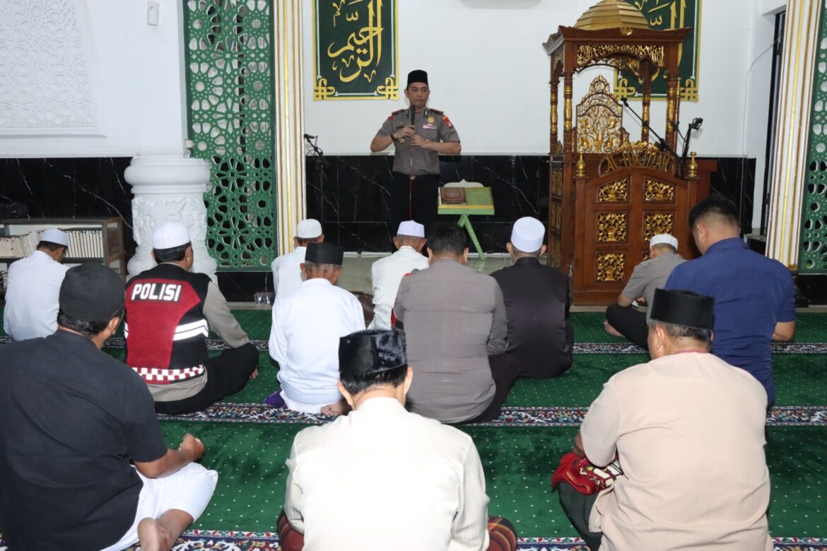 Subuh Berjamaah, Eratkan Persaudaraan: Wakapolres Jakbar Ajak Warga Jaga Lingkungan Tetap Aman