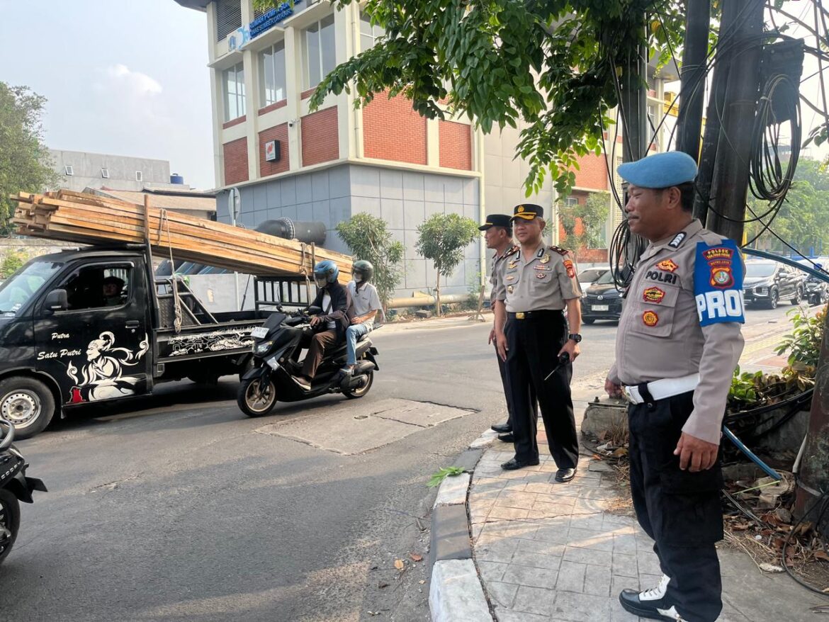 Polsek Tanjung Priok Hadir Sejak Pagi, Bantu Kelancaran Lalu Lintas dan Aktivitas Masyarakat