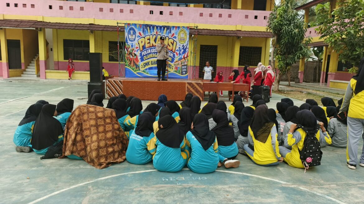 Edukasi Pelajar di Desa Rancalabuh, Bhabinkamtibmas Polsek Mauk Gelar Program “Poldik” di SMK Ilhami
