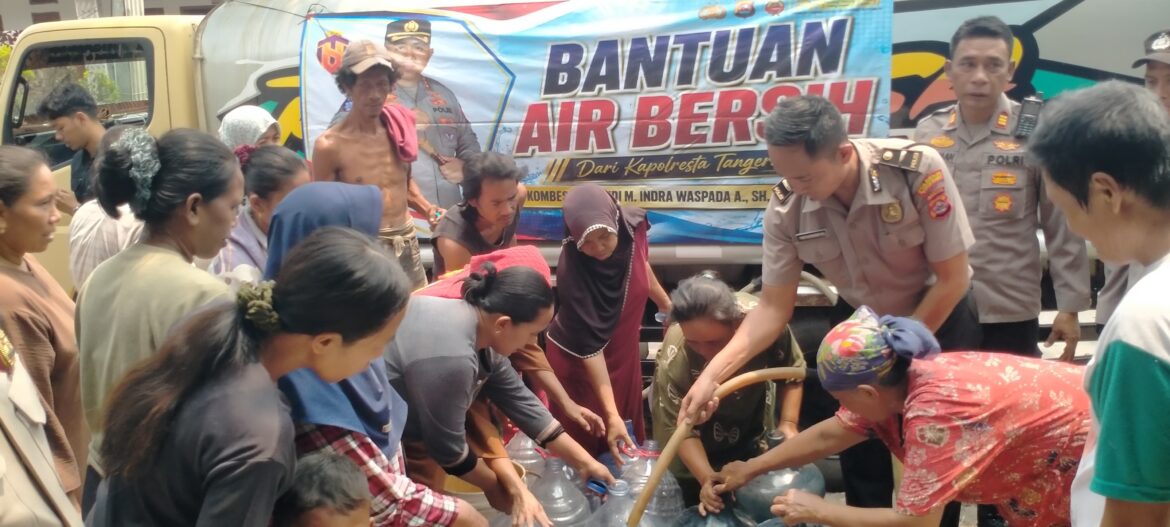 Sentuhan Kepedulian Polri: Polsek Mauk Bagikan Air Bersih Kapolresta Tangerang di Kecamatan Kemiri