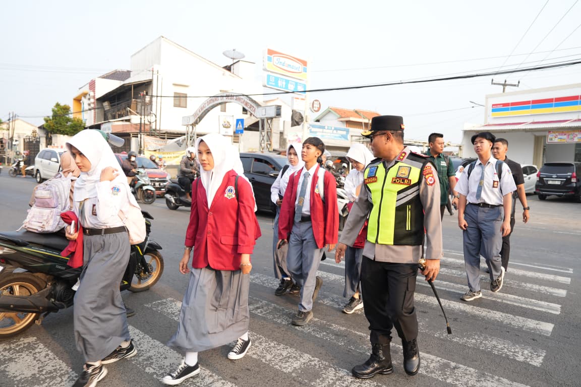 Kapolda Banten Turun ke Jalan, Atur Lalu Lintas Pagi demi Keselamatan Pelajar SMAN 1 Ciruas