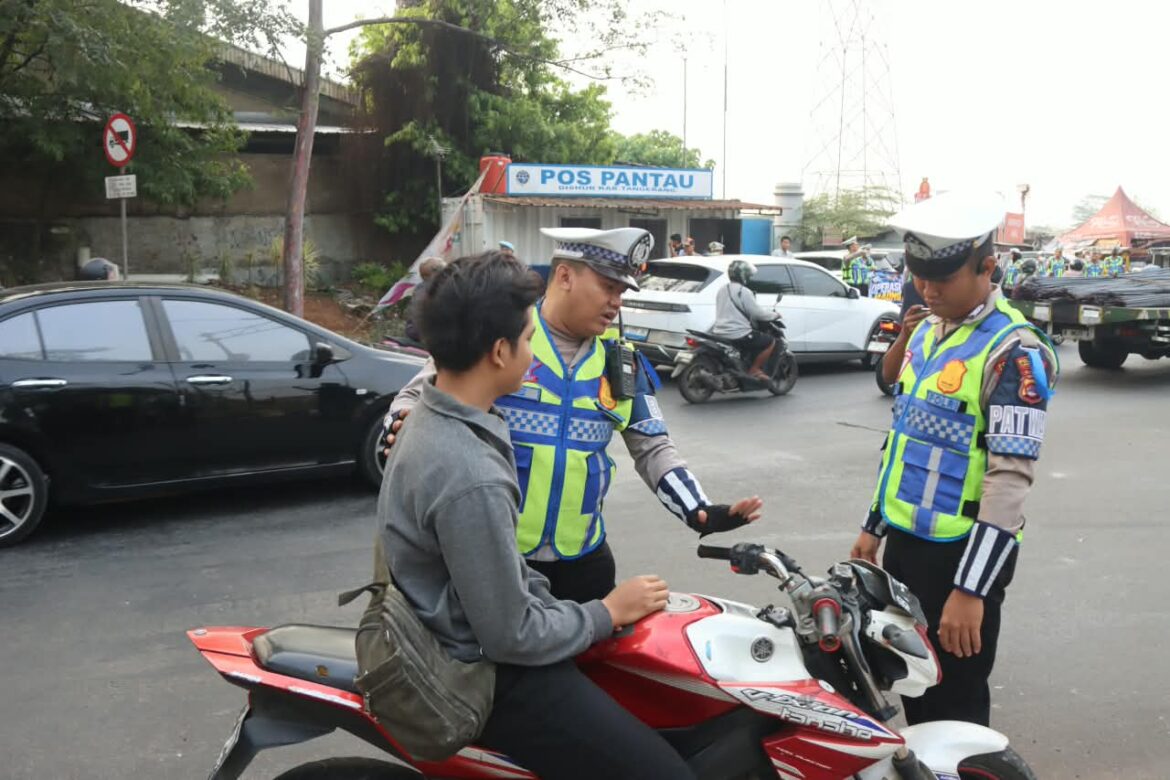 Hari Kedua Operasi Patuh Maung 2026, Polresta Tangerang Fokus Tindak Pengendara Tanpa Helm SNI