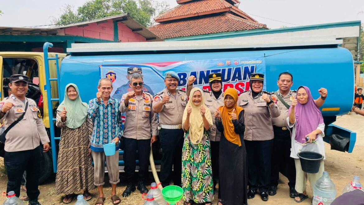 Peduli Dampak Kemarau, Polresta Tangerang Kirim Bantuan Air Bersih ke Warga Panongan