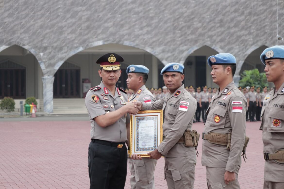 Kapolda Banten Berikan Penghargaan kepada Lima Personel atas Dedikasi dalam Misi Perdamaian PBB di Afrika Tengah