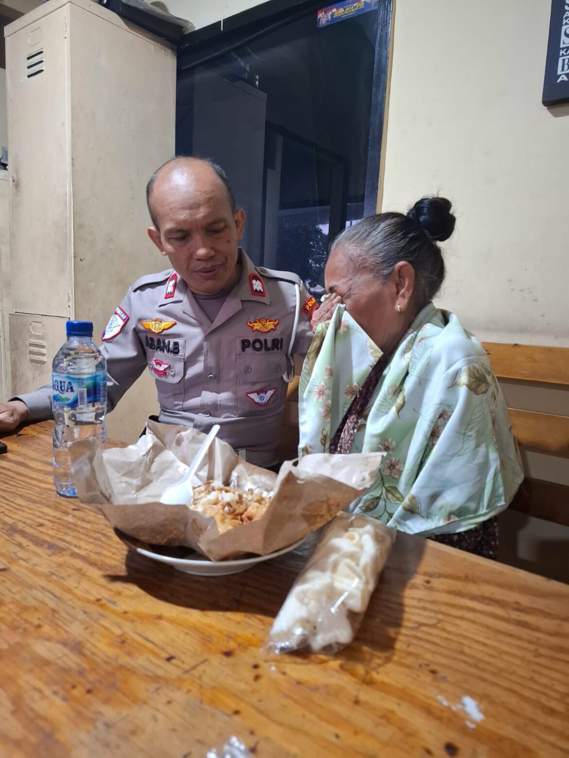 Berangkat dari Brebes Mencari Keluarga, Ibu Wati Kebingungan di Jakarta hingga Dibantu Polisi Satlantas Jakarta Barat