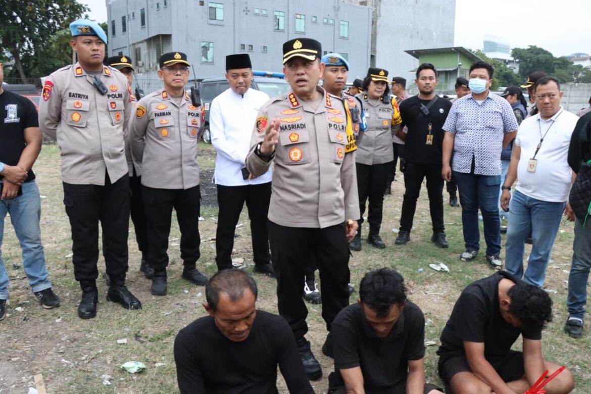 Kapolres Jakbar Kombes Pol Nasriadi Pimpin Penggerebekan Kampung Boncos, Tiga Orang Diamankan