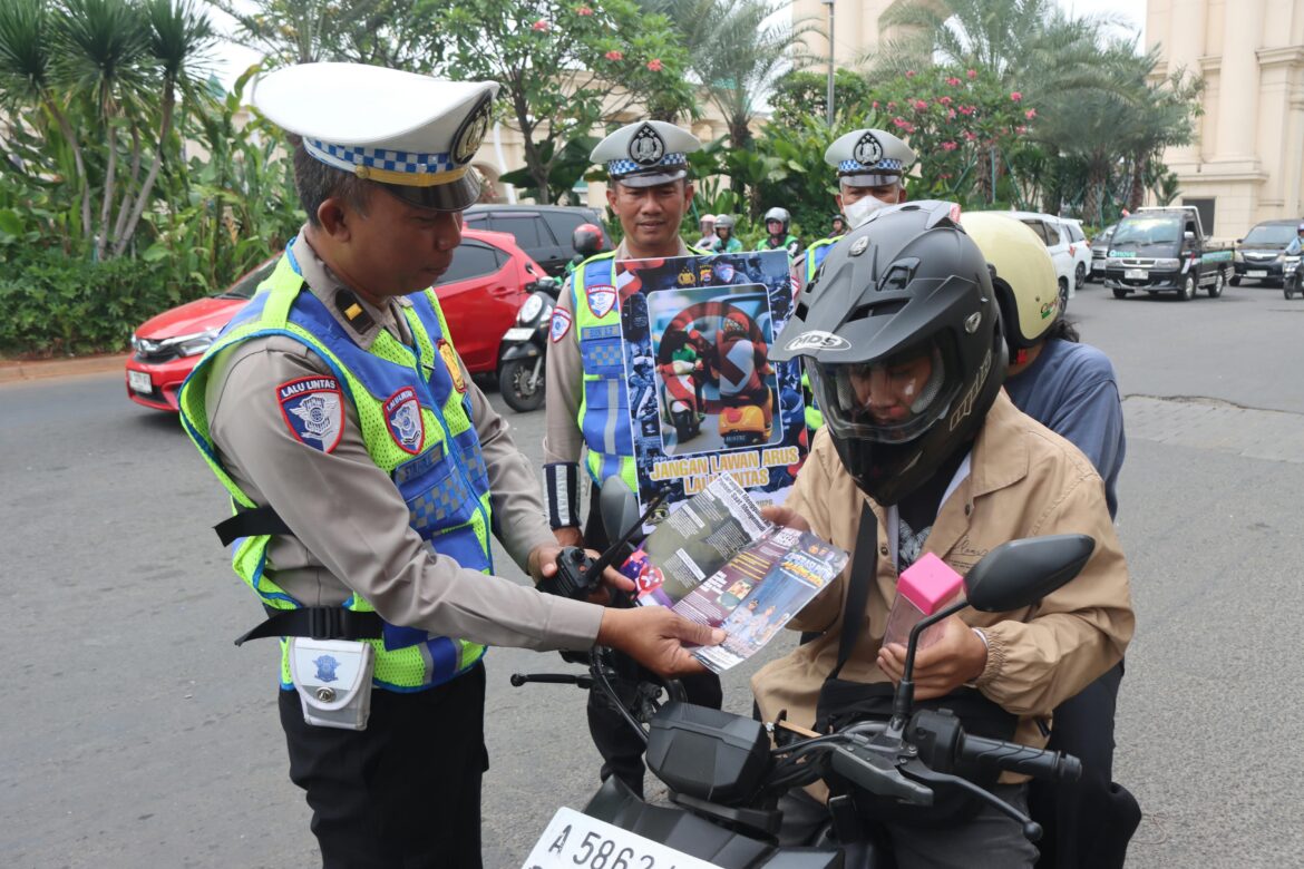 Hari Keenam Operasi Patuh Maung 2026, Polresta Tangerang Berikan Reward kepada Pengendara Taat Aturan
